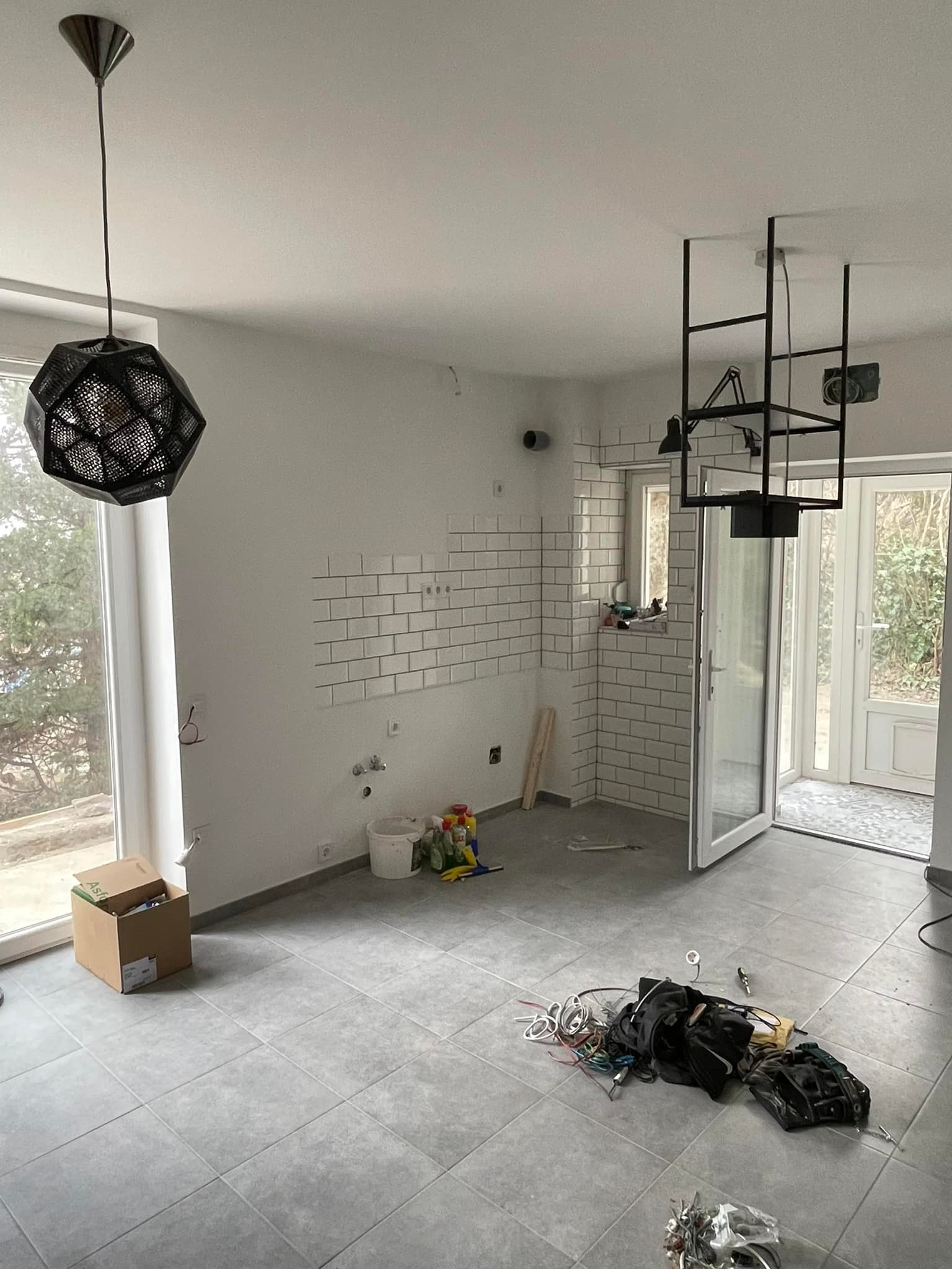 Villanyszerelés munkában, szakember munka közben