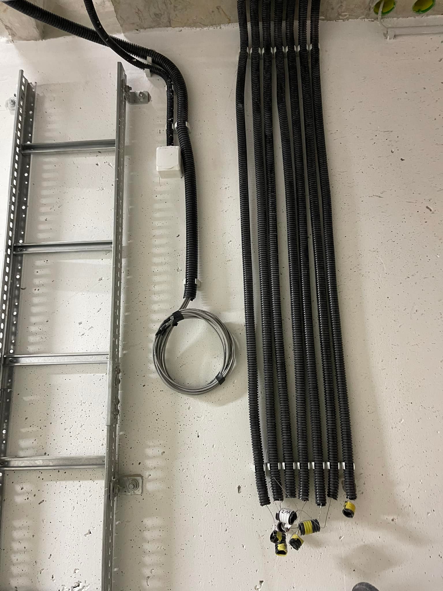 Referencia 8: ipari villanyszerelés